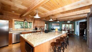 Geladeira, fogão, lava-louças, cafeteira/chaleira