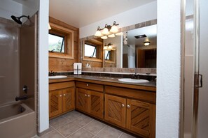 Een bad/douchecombinatie, gratis toiletartikelen, een haardroger