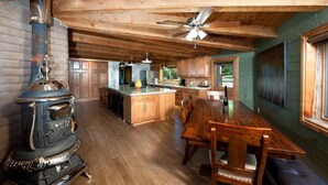 Un'ampia cucina con mobili in legno, un'isola centrale e un piano cottura di grandi dimensioni.