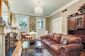 Télévision, cheminée