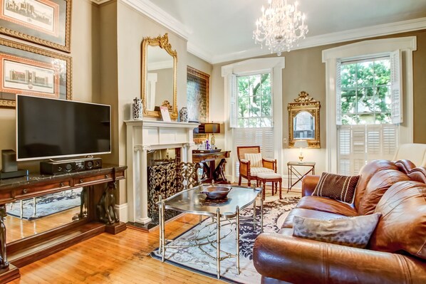 Televisión y chimenea 