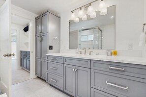 Ilmaiset hygieniatuotteet, hiustenkuivaaja, pyyhkeet