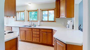 Kjøleskap, mikrobølgeovn, ovn og kokeplater