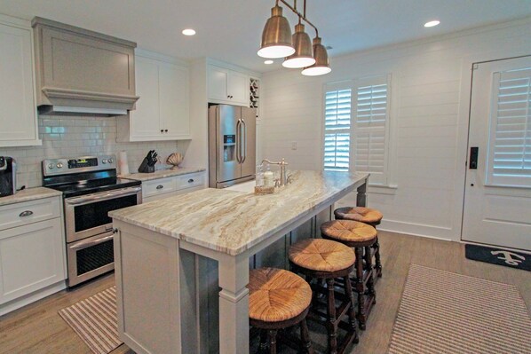 Kylskåp, mikrovågsugn, ugn och spishäll