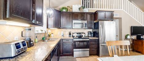 冷蔵庫、電子レンジ、オーブン、コンロ