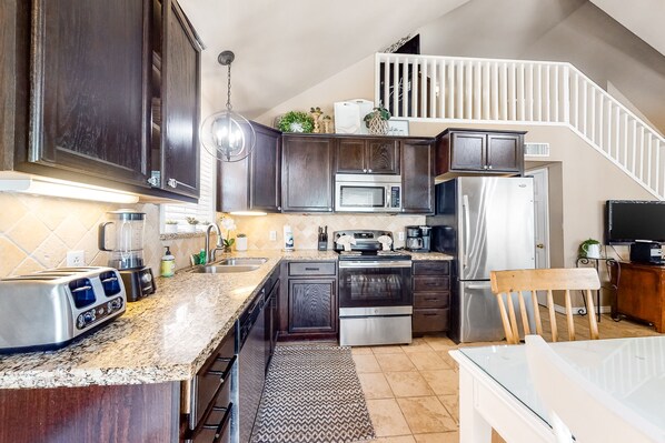 Réfrigérateur, micro-ondes, four, plaque de cuisson