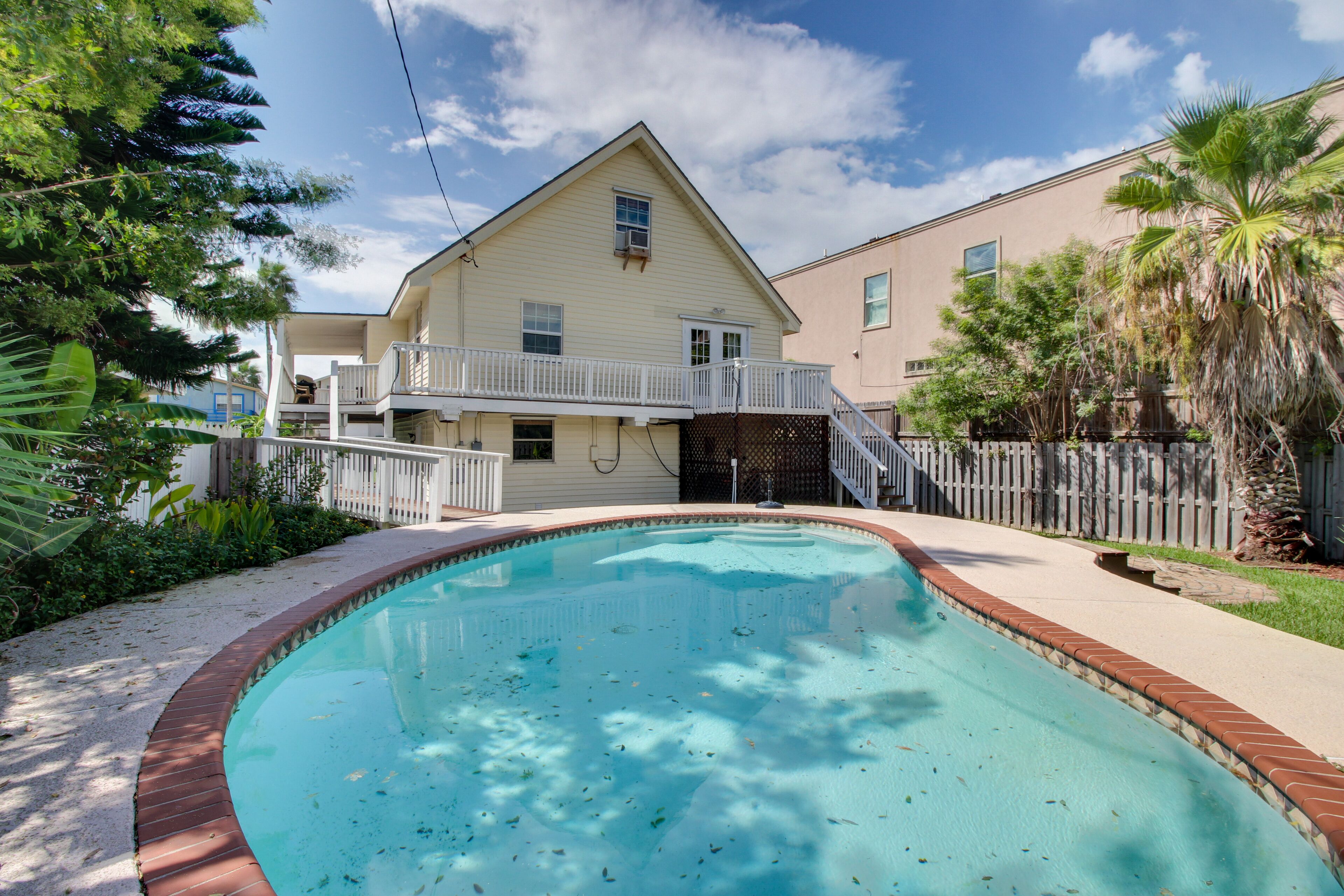 Upscale chateau w/ private pool, private W/D, & central AC - 1/2 block to beach