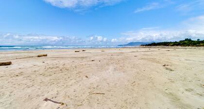 Gorgeous oceanfront condo with great views & beach access