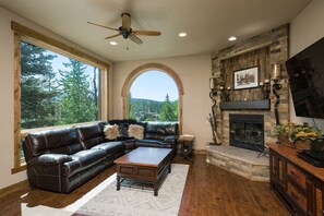 Smart TV, fireplace - Luxury Townhome - Huge Deck with Amazing Views - Hot Tub - Steps to Lifts (Durango)