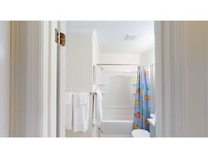 Combined shower/bathtub, towels - Affordable Oceanfront Condo with Private Pier Access (Isle of Palms)