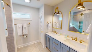 Combined shower/tub, towels
