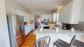 Jääkaappi, mikroaaltouuni, uuni, liesi