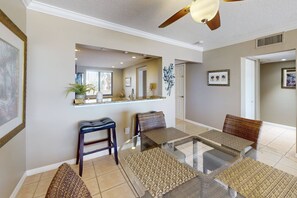Dining - Large Private Balcony with Beach View! Beachfront, Pool, Hot Tub, Grill, and Close to Restaurants (Madeira Beach)