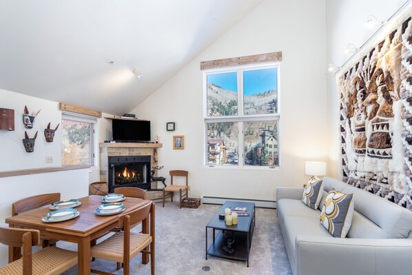 Smart TV, fireplace, DVD player, stereo - DOUBLE DIAMOND 3- Condo with Loft, Telluride near Chair 7 and Shuttle Route (Telluride)