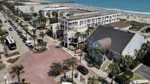 Un hotel frente al mar con piscina, vistas a la playa y aparcamiento.