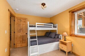 5 bedrooms, desk, free WiFi, bed sheets