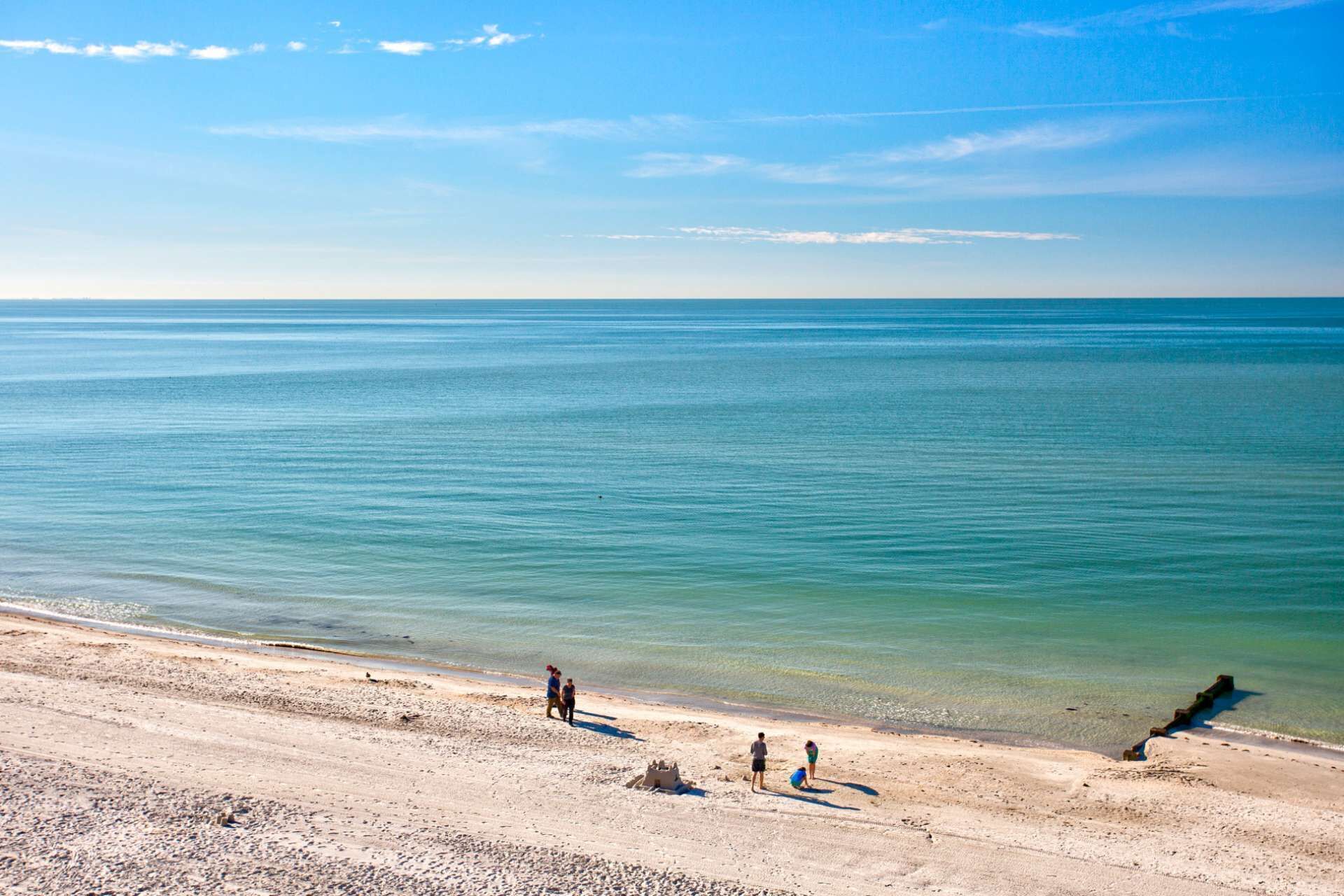 Nær stranden, strandhåndklær, motorbåtkjøring og fisking