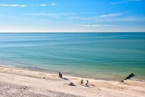 Nær stranden, strandhåndklær, motorbåtkjøring og fisking