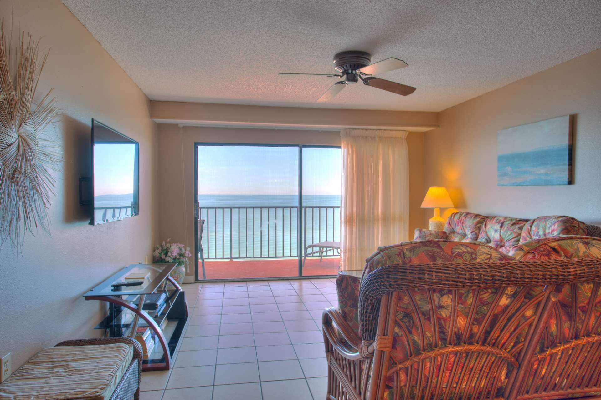 Une chambre d’hôtel avec un balcon, un lit, un bureau et une chaise.