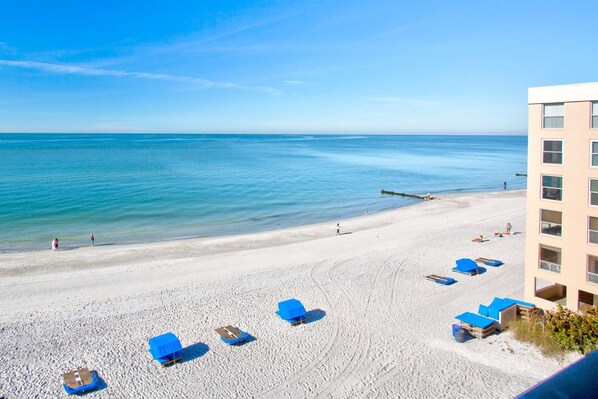 In Strandnähe, Strandtücher, Motorbootfahrt, Angeln