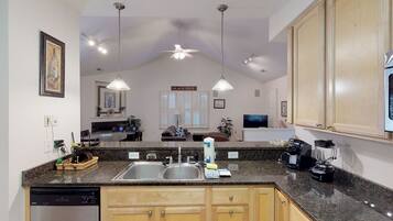 ثلاجة، ميكروويف، فرن، موقد طهي مسطح