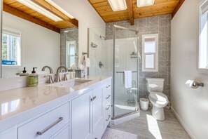 Articles de toilette gratuits, sĂšche-cheveux, serviettes fournies