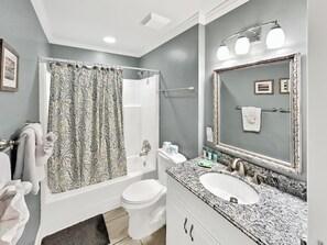 Combined shower/bathtub, towels - Wild Dunes- Twin Oaks Lane- Golf and Tennis paradise- Elevator, sleeps 8! (Isle of Palms)