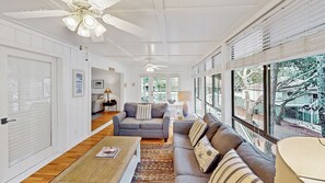 TV - Wild Dunes- Twin Oaks Lane- Golf and Tennis paradise- Elevator, sleeps 8! (Isle of Palms)