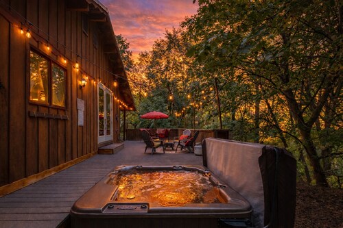 Bear Paw-Near Reindeer Farm/Village, Hot Tub, WIFI