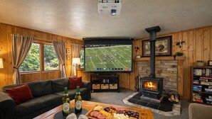 Ein gemütliches Wohnzimmer mit Kamin, Fernseher und einer Servierplatte für Snacks.