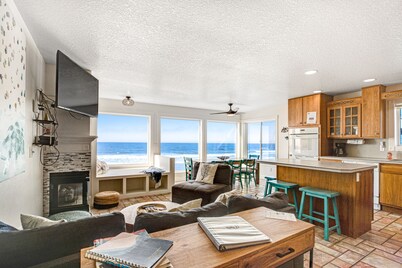 Encantador, amigable para los perros, frente a la playa casa con un patio encantador!