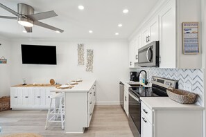 Frigorífico, microondas, horno y placa de cocina
