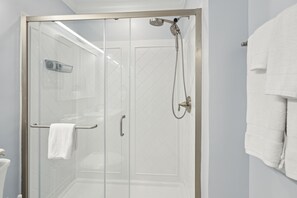 Bañera con ducha, toallas