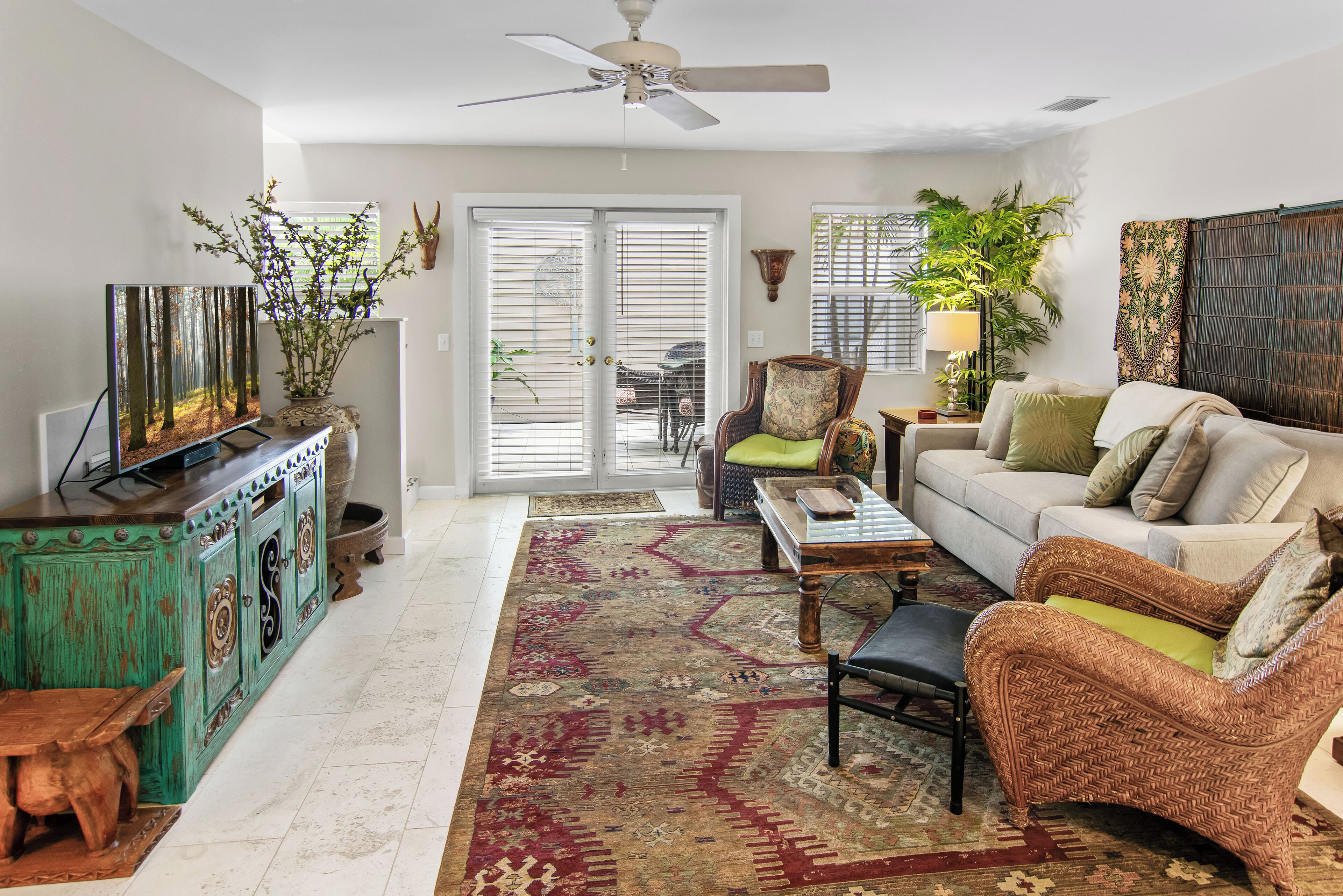 Duval Square Retreat: A beautiful condo steps from the action