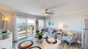 Smart-TV, DVD-spiller og bøker