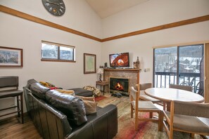 TV, fireplace, DVD player - Mountainside Alpineview Condo: Nice Year-Round Location (Frisco)