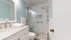 Combined shower/tub, towels