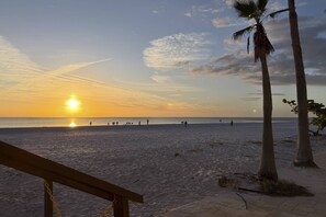 Plage à proximité, serviettes de plage, navigation en bateau à moteur