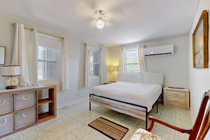 2 bedrooms, iron/ironing board, free internet, bed sheets
