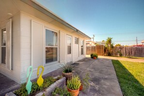 Stunning single-story residence with a beautifully manicured lawn and decorative bird sculptures.