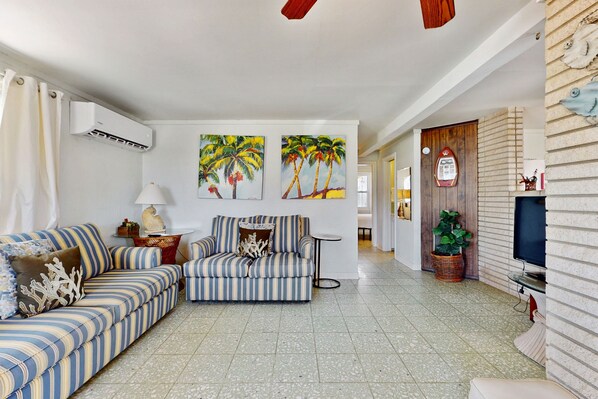 Fernseher, DVD-Player, Bücher