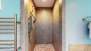 Ensemble douche/baignoire, serviettes fournies