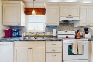 Køleskab, mikrobølgeovn, ovn, kogeplade