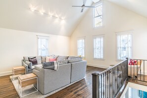 Een smart-tv, een dvd-speler, boeken en een muziekbibliotheek