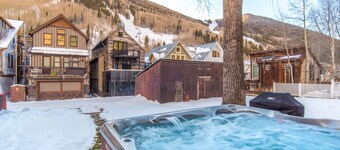 Beautiful Gondola District Home-1/2 blk Lifts-Skiing-Private Hot Tub!!