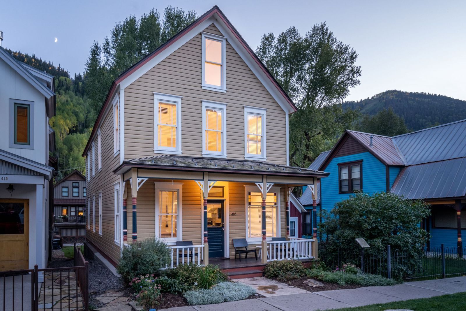 Beautiful Gondola District Home-1/2 blk Lifts-Skiing-Private Hot Tub!!