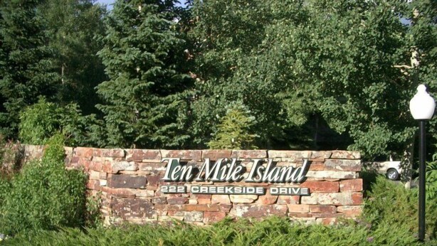 Kivitauluun on kaiverrettu teksti: ”Ten Mile Island” ja ”222 Creekside Drive”.