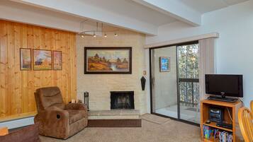 تلفزيون، مدفأة، مشغل دي في دي