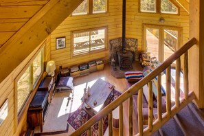 Fireplace, stereo - Unplugged dog-friendly getaway with tree-lined views (Durango)