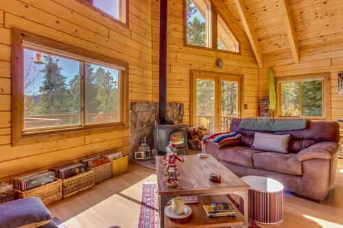 Unplugged dog-friendly getaway with tree-lined views